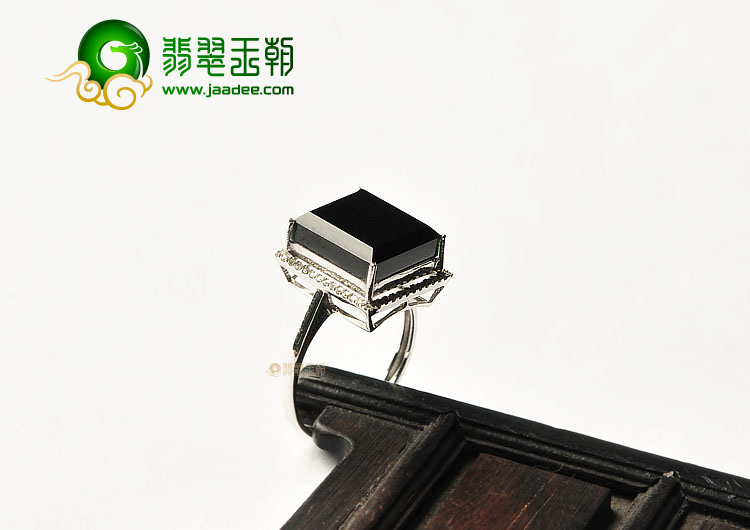 (超值推荐)玻璃种墨翠镶白金戒指(真钻)