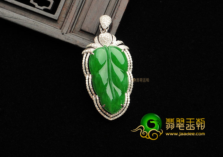 冰种翠色镶白金金枝玉叶胸坠(真钻)
