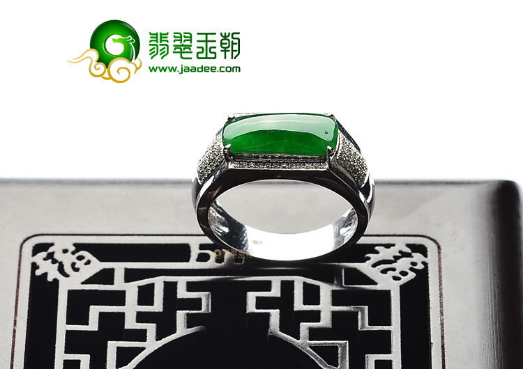 (超值推荐)冰种翠色镶白金戒指(真钻)