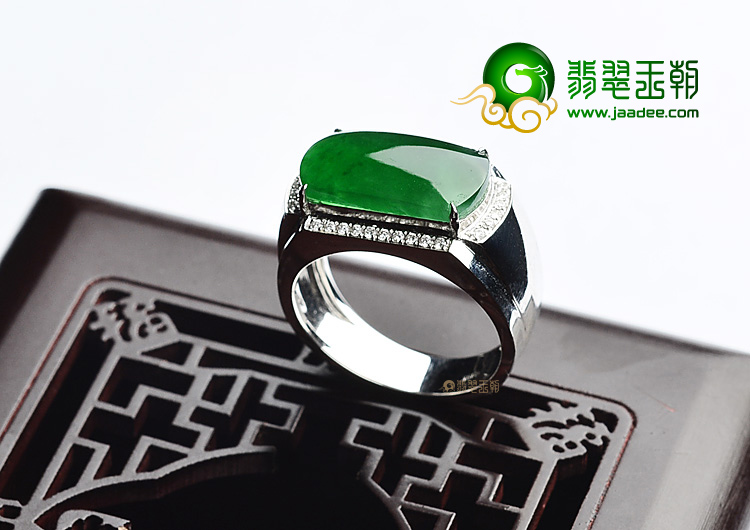 (超值推荐)冰种菠菜绿镶白金戒指(真钻)