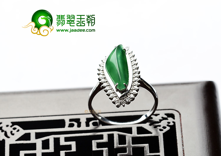 (超值推荐)冰种深绿镶白金随形戒指(真钻)