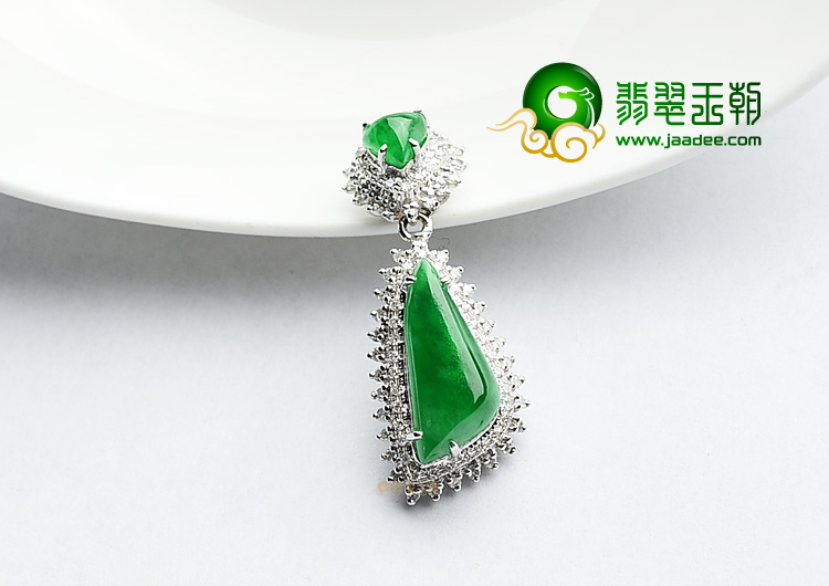 (超值推荐)冰种阳绿镶白金随形胸坠(真钻)