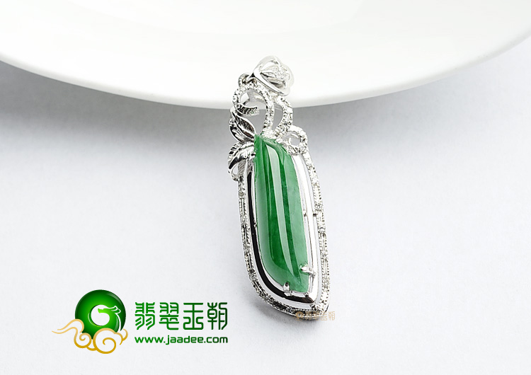 (超值推荐)冰种翠色镶白金随形胸坠(真钻)