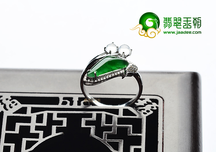 (超值推荐)冰种深绿镶白金随形戒指(真钻)