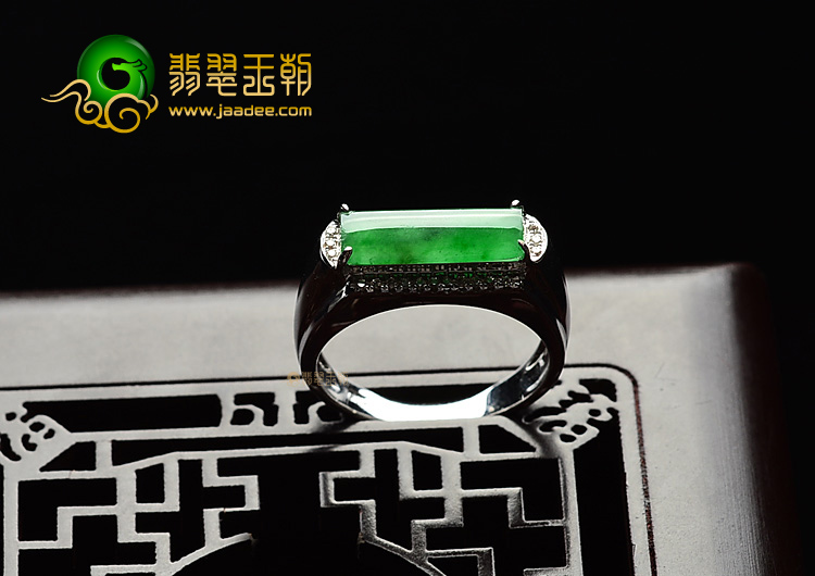 (超值推荐)冰种翠色镶白金戒指(真钻)