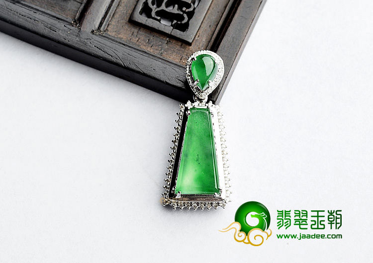 (超值推荐)冰种翠色镶白金胸坠(真钻)