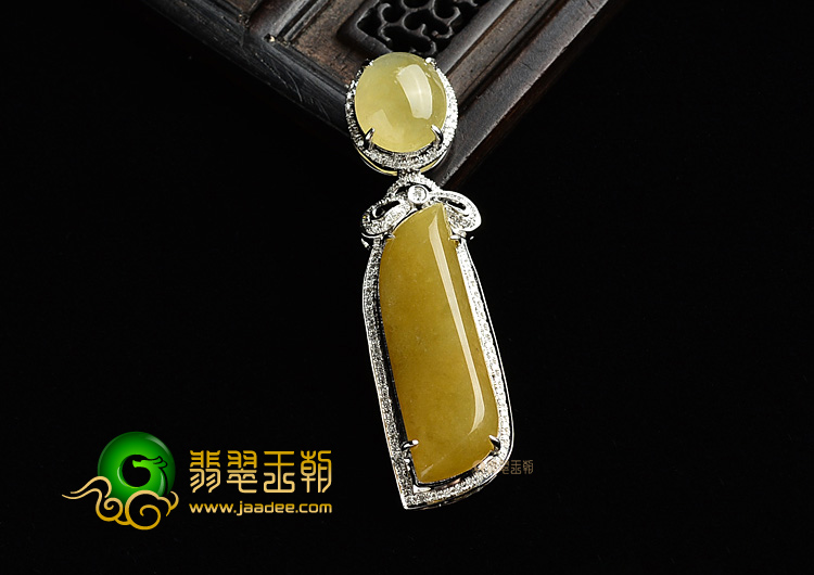 (超值推荐)糯冰种黄翡镶白金随形胸坠(真钻)