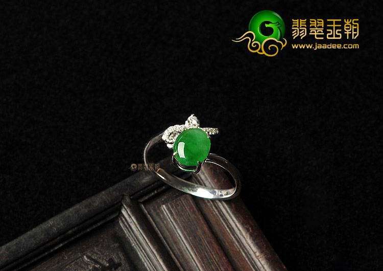 冰种翠色镶白金钻石戒指