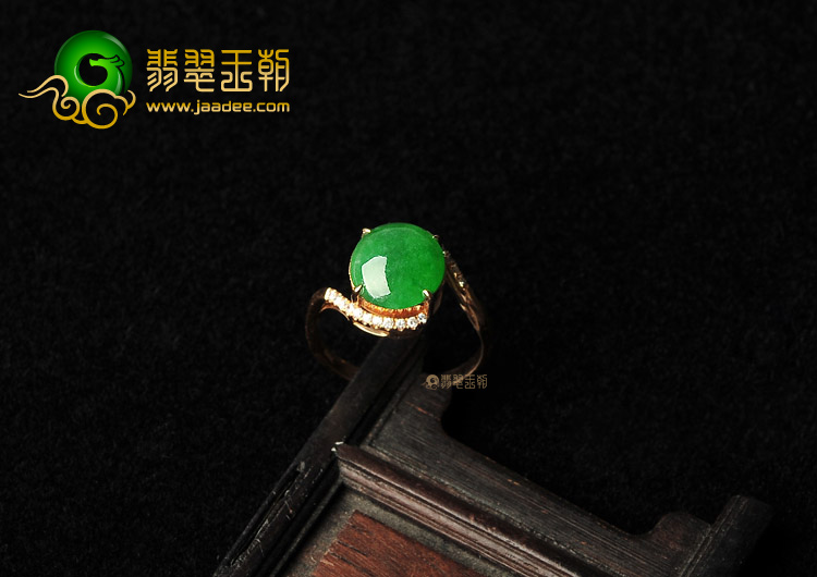 糯冰种阳绿镶玫瑰金钻石戒指