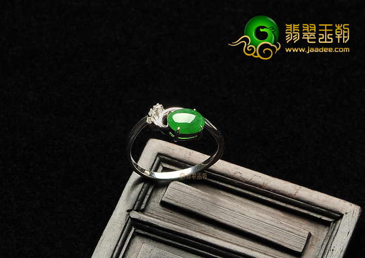 (超值推荐)冰种翠色镶白金钻石戒指
