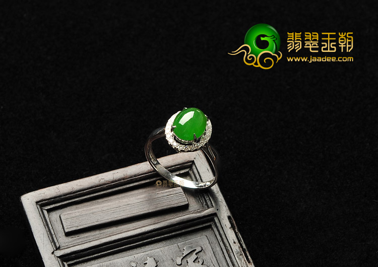 冰种翠色镶白金钻石戒指