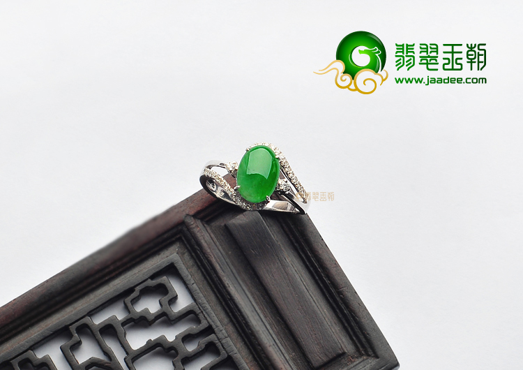 糯冰种翠色镶白金钻石戒指