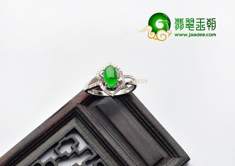 冰种阳绿镶白金钻石戒指