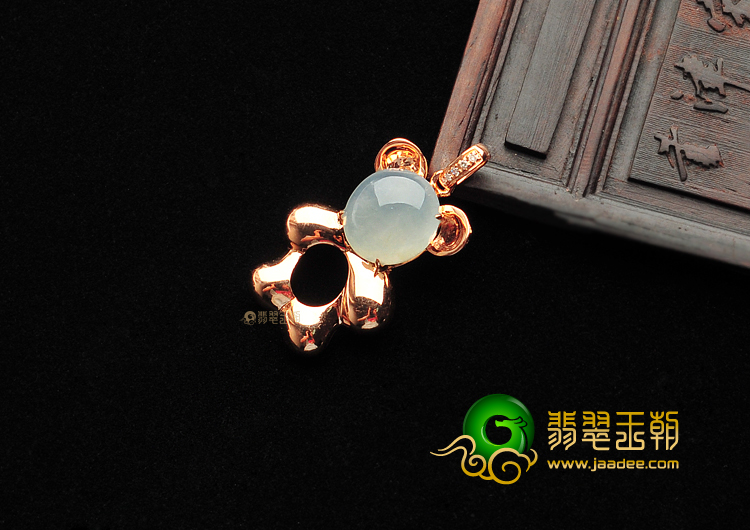 冰种淡晴水镶玫瑰金钻石小熊胸坠