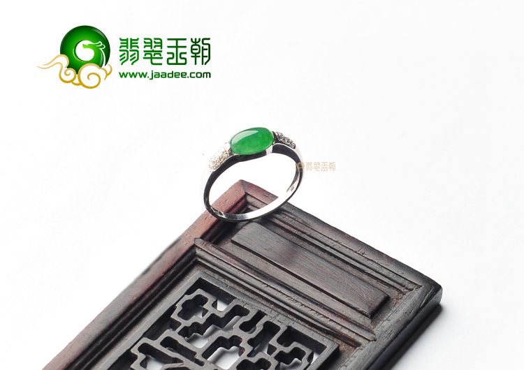 冰种翠色镶白金钻石戒指