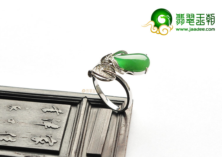 冰玻种阳绿镶白金钻石玉兰花型戒指
