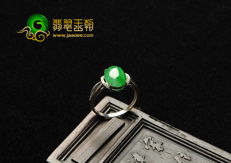 冰玻种阳绿镶白金钻石戒指