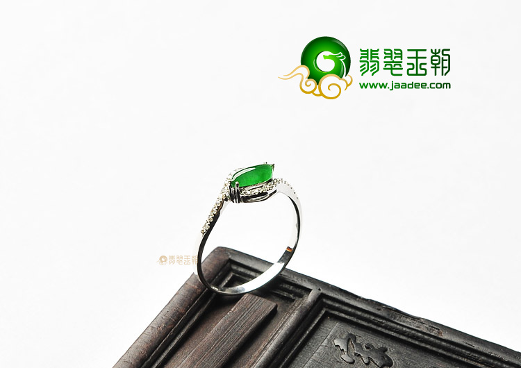 冰玻种翠色镶白金钻石戒指