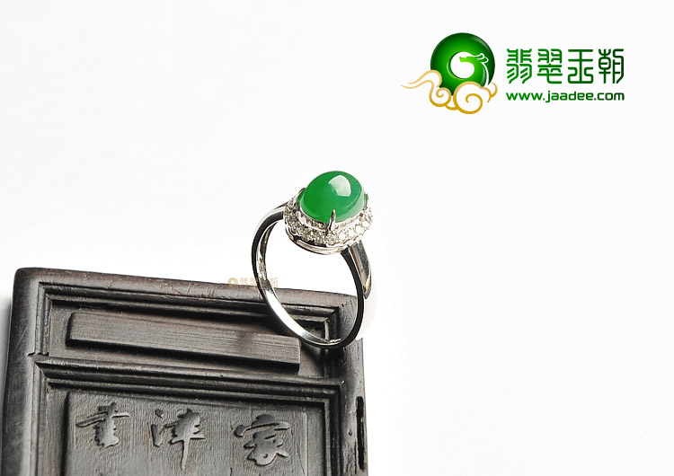 糯冰种阳绿镶白金钻石戒指