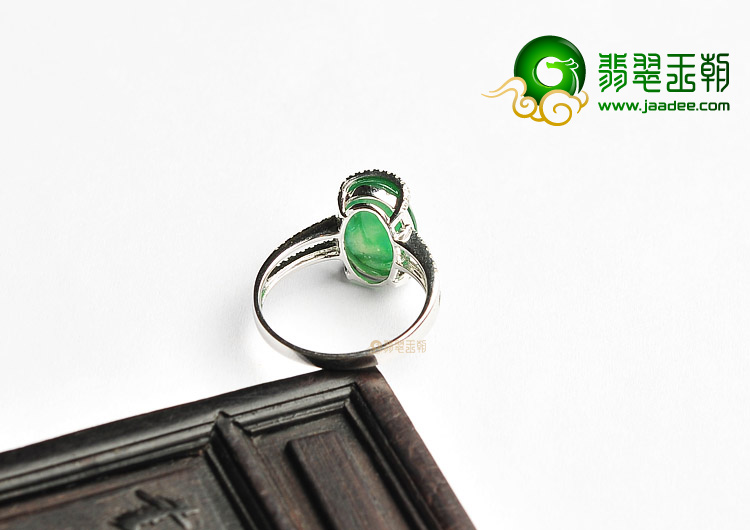 冰种翠色镶白金钻石戒指