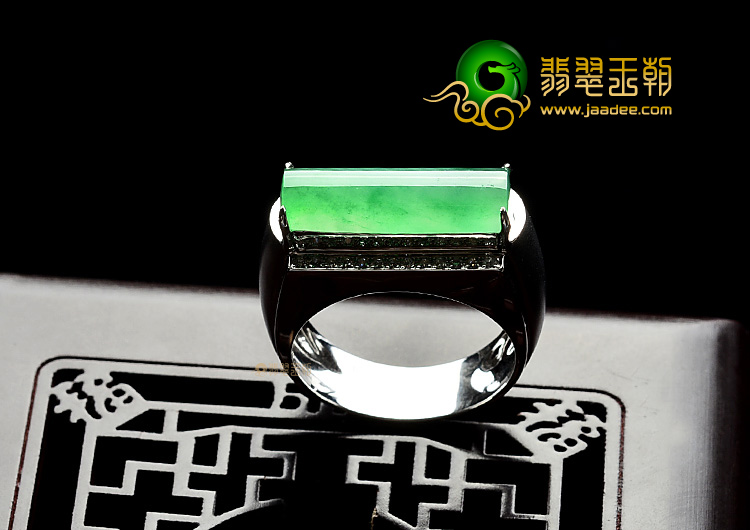 (超值推荐)冰种翠色镶白金戒指(真钻)