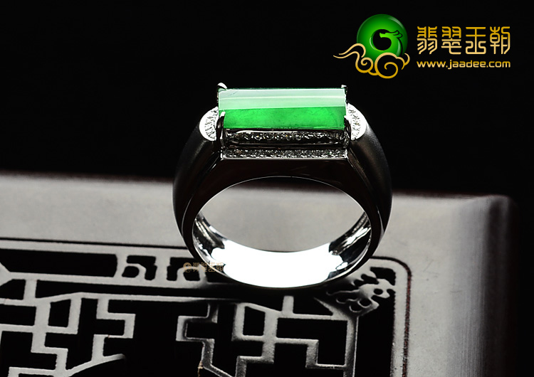 (超值推荐)冰种翠色镶白金戒指(真钻)