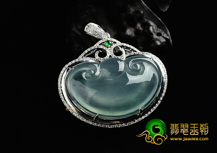 (超值推荐)冰种略飘花镶白金如意胸坠(真钻)