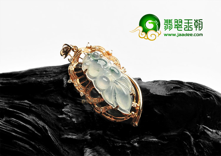 (超值推荐)冰种飘花镶玫瑰金钻石金鱼胸坠