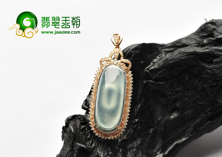 冰玻种淡晴水镶玫瑰金钻石胸坠