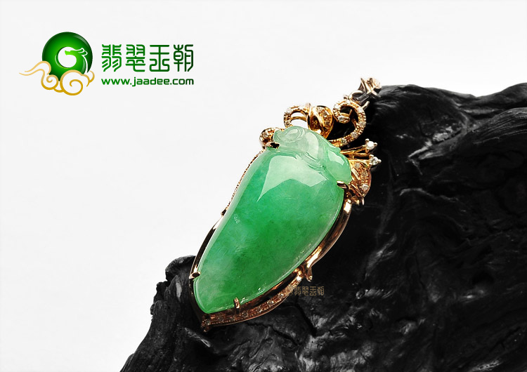 糯冰种翠色镶玫瑰金钻石福瓜胸坠