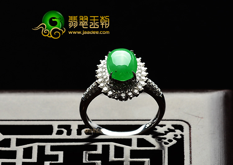 (超值推荐)糯冰种阳绿镶白金戒指(真钻)