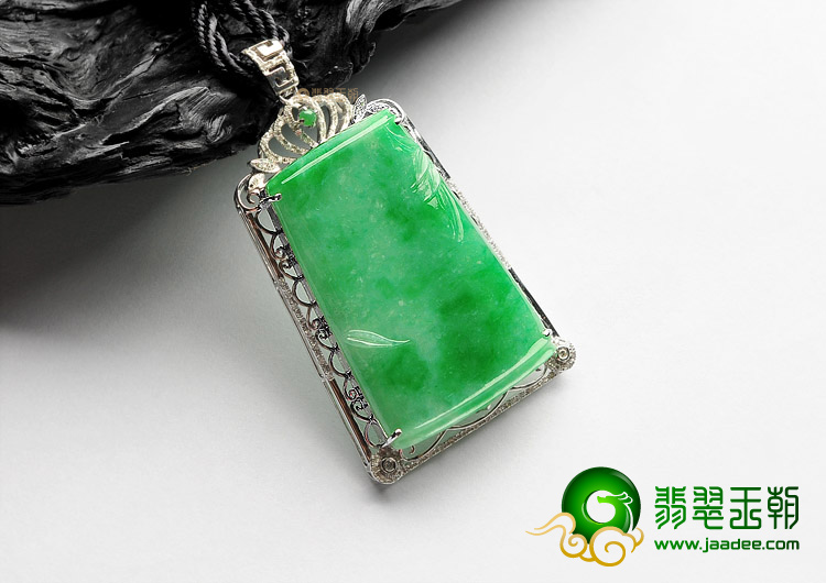 糯冰种阳绿镶白金钻石竹节胸坠