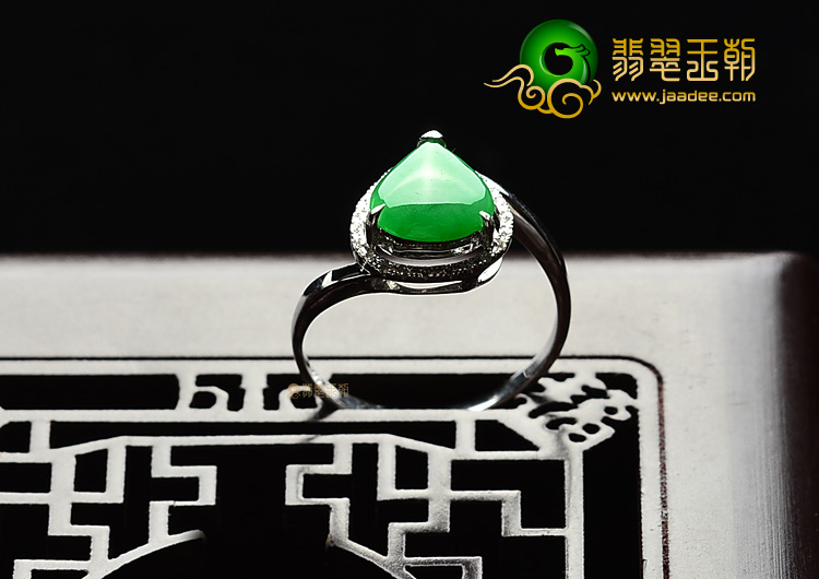 (超值推荐)糯冰种翠色镶白金戒指(真钻)