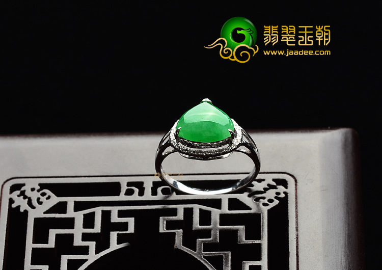 (超值推荐)糯冰种翠色镶白金戒指(真钻)
