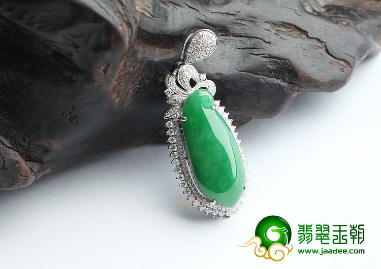 糯冰种正阳绿镶白金钻石福瓜胸坠