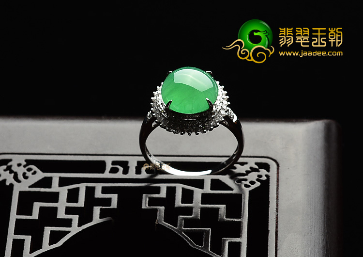 (超值推荐)冰种苹果绿镶白金戒指(真钻)