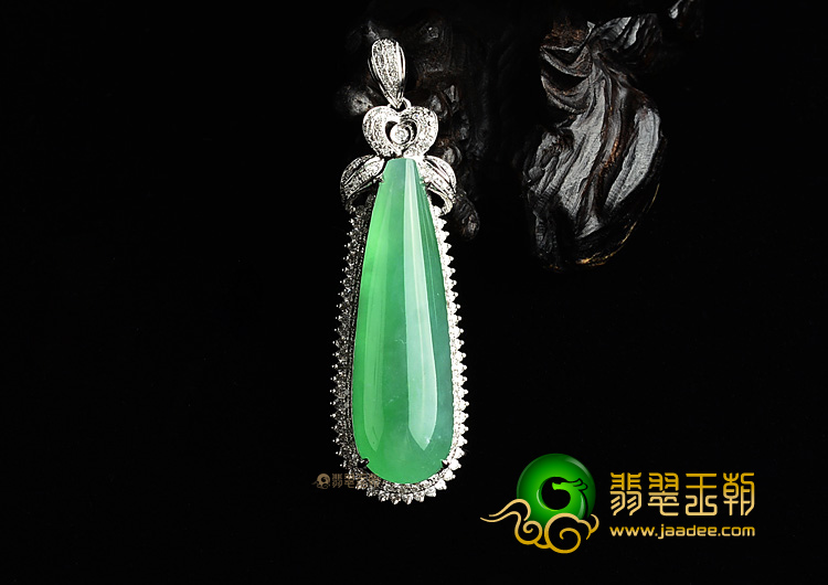 (超值推荐)冰种翠色镶白金水滴胸坠(真钻)