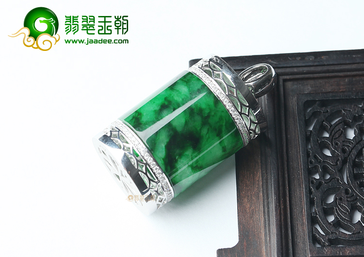 糯冰种癣加绿翎管胸坠