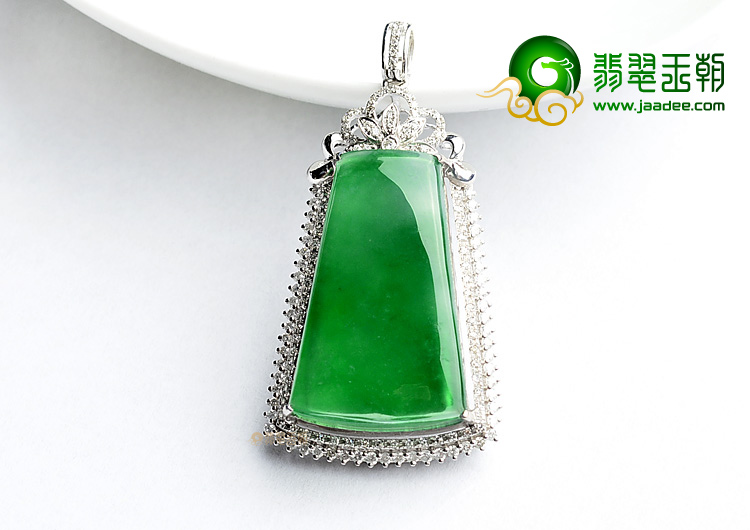 (超值推荐)冰种阳绿镶白金节节高胸坠(真钻)