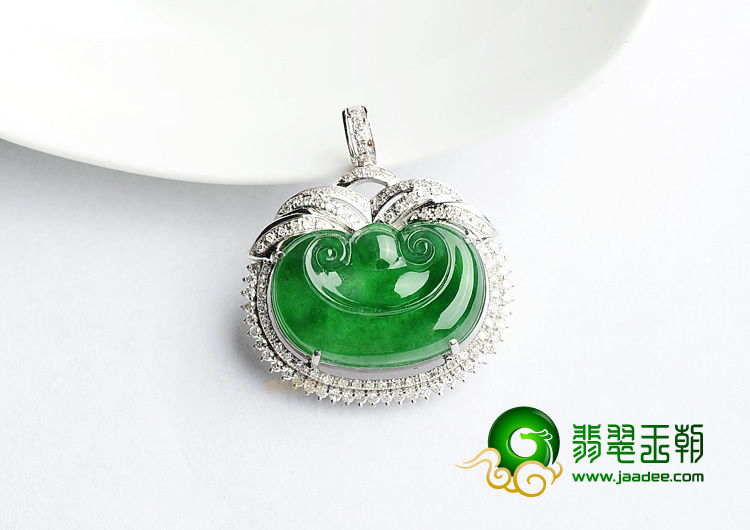 (超值推荐)冰种阳绿镶白金如意胸坠(真钻)