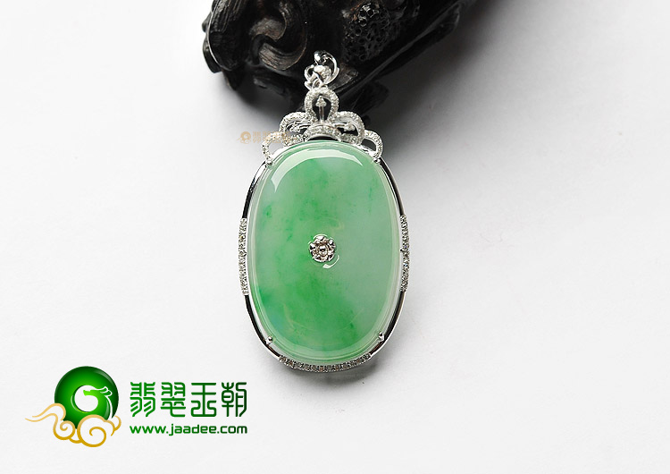 糯冰种飘翠镶白金钻石胸坠