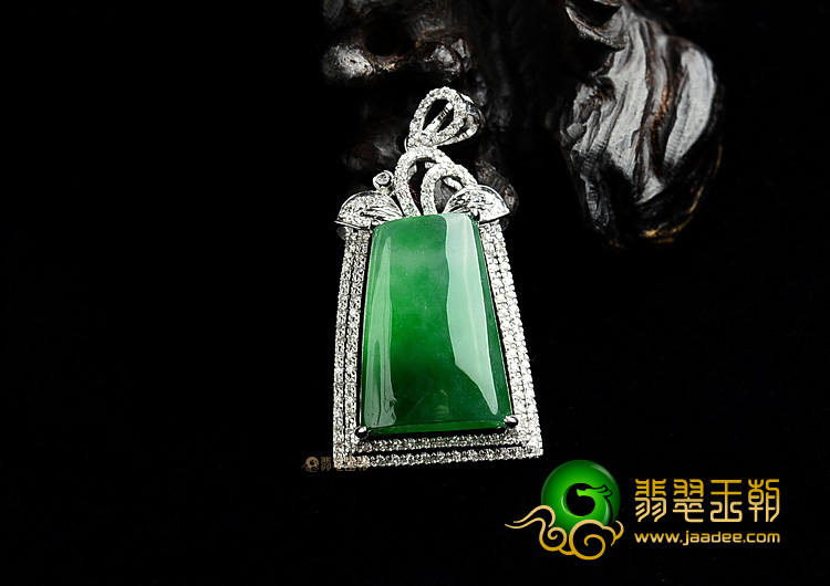 (超值推荐)冰种浓绿镶白金胸坠(真钻)