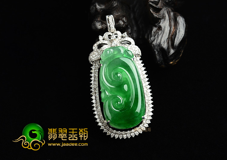 (超值推荐)冰种阳绿镶白金如意胸坠(真钻)