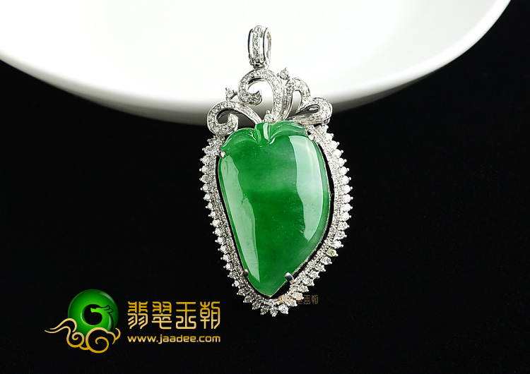 (超值推荐)冰种阳绿镶白金福瓜胸坠(真钻)