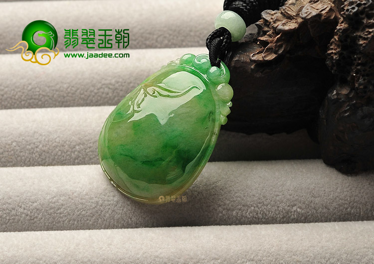 糯冰种黄加绿寿桃挂件