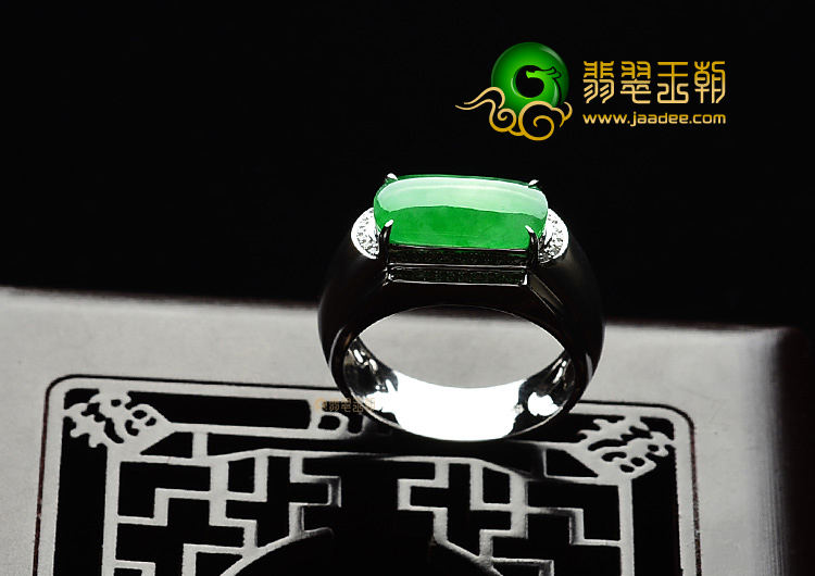 (超值推荐)冰种阳绿镶白金戒指(真钻)
