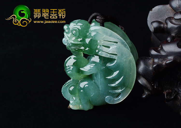 (超值推荐)冰种晴水飘花龙抱珠挂件