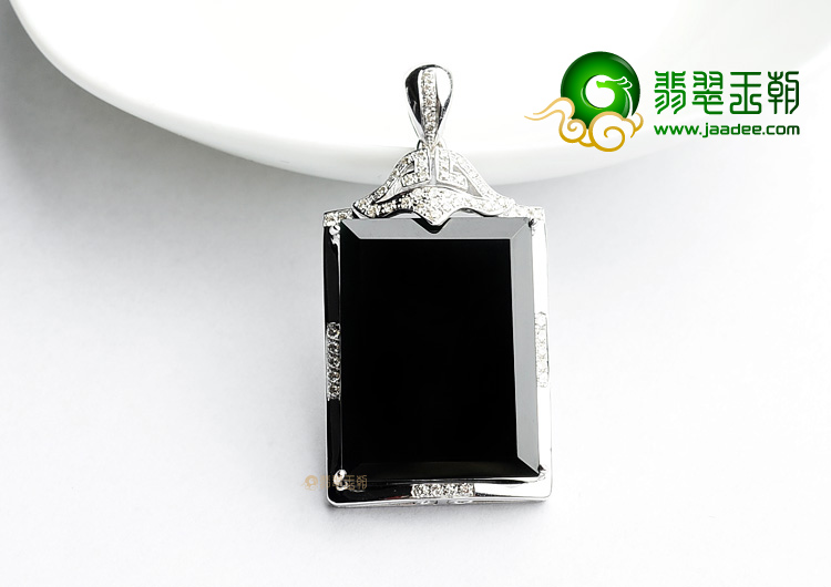 玻璃种墨翠镶白金方牌胸坠(真钻)