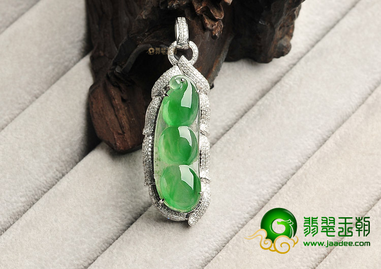 冰种翠色镶白金钻石财豆胸坠