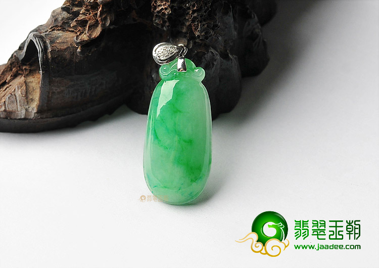 糯冰种翠色镶白金钻石金扣福瓜挂件